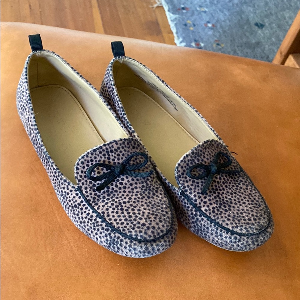 J. Crew Cream and Black Flats, kid’s loafers with bow detail. GUC